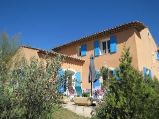 Maryse et Michel Arnaud vacancesenluberon Les Cigales,Les Oliviers, L'Epi doré